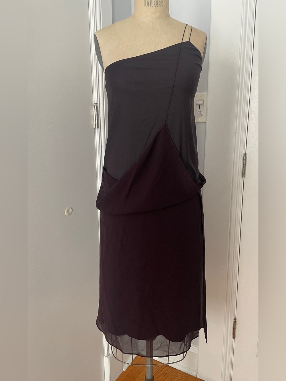 Calvin Klein collection vintage dress . Size 4 , runway , excelent condition .